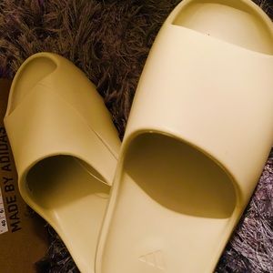 Yeezy Slides “Bone”